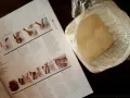 Gotowy zakwas pszenny w słoiku, obok książka z instrukcją pieczenia chleba na zakwasie.