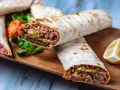 Duży kebab w tortilli: Ile kcal ma i jak jeść go świadomie?