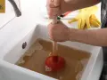 Zatkany zlew? Skutecznie udrożnij go sam! Poradnik eksperta.