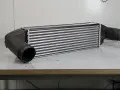Nowy, większy intercooler z aluminiowym rdzeniem i czarnymi wlotami. Zastanawiasz się, co daje większy intercooler? Lepsze chłodzenie powietrza, większa moc!