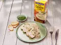 Lonchas de solomillo de pavo con salsa cremosa de champiñones, acompañadas de pan tostado y cebollino picado.