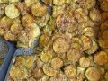 Fette di zucchine al forno semplici, dorate e croccanti, con una spolverata di parmigiano. Un contorno gustoso e facile da preparare.