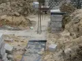 Budowa domu. Kopanie pod fundamenty, zbrojenie i pierwsze warstwy bloczków betonowych.