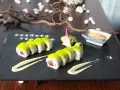 Sushi z zielonym ikrą, podane z sosem i różowym imbir marynowany.