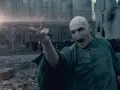 Voldemort lanza un Avada Kedavra en Hogwarts Legacy, con su varita apuntando y su rostro lleno de furia.