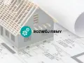 Model domu na planach, symbol rozwoju firmy. Jak założyć działalność gospodarczą i budować sukces.