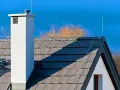 Na dachu domu widoczna jest instalacja odgromowa, chroniąca przed uderzeniami pioruna.