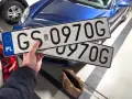 Dwie tablice rejestracyjne GS 0970G, gotowe do montażu. Zastanawiasz się nad koszt rejestracji samochodu?