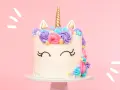 Magisk enhörningstårta med horn och öron, dekorerad med färgglad frosting. Ett perfekt unicorn tårta recept för kalaset!