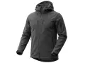 Szara kurtka softshell z kapturem i licznymi kieszeniami. Dowiedz się, jak prać softshell, by zachował swoje właściwości.