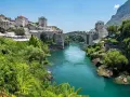 Mostar, Bośnia i Hercegowina. Czy do Bośni potrzebny paszport? Nie, jeśli jesteś obywatelem UE. Widok na Stary Most i rzekę Neretwę.