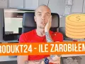 Mężczyzna z tatuażami, siedzący przy biurku, zastanawia się nad zarobkami po kursie handlowca. Obok stos monet.