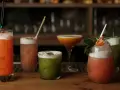 Kolorowe drinki na barze. Zastanawiasz się, jak obliczyć ile procent ma drink? Oto kilka propozycji.