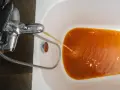 Rubinetto che eroga acqua troppo calda, di colore arancione, nella vasca da bagno.