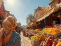 Photographie de voyage d'un marché animé, rempli de fruits colorés et de tissus. Une femme voilée observe la scène.