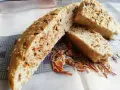 Frisches Zwiebelbrot, perfekt für ein einfaches Zwiebelbrot Rezept. Die knusprige Kruste und die saftige Krume mit Zwiebelstückchen sind unwiderstehlich.