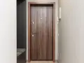 Solidne drzwi zewnętrzne Martom z drewnianym wykończeniem, idealne do każdego wnętrza.