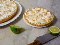 Dos deliciosas tartas de limón con merengue tostado, listas para ser cortadas.