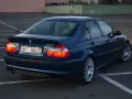Niebieskie BMW E46 330d na parkingu. Wiele osób chwali ten model za osiągi i komfort.