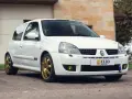 Białe auto Clio Sport z złotymi felgami, idealne auto do 20 tys. zł.
