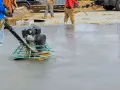 Robot do zacierania betonu na świeżo wylanej posadzce.