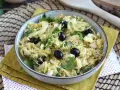 Delicioso bacalao a bras, desmenuzado con patatas finas, huevo y aceitunas negras, adornado con perejil fresco.