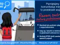 Dziewczyna z plecakiem czeka na autobus na przystanku na żądanie. Pamiętajmy o kulturze podróżowania komunikacją miejską.