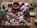 Un invitante tagliere fai da te con salumi, formaggi, frutta, sottaceti e grissini, pronto per essere gustato.