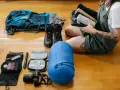 Plecak, buty trekkingowe, śpiwór, kosmetyczka, latarka, aparat i ubrania – to wszystko, co wziąć pod namiot na wyprawę.