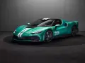 Turkusowe Ferrari 296 z białymi pasami i numerem 25, prezentowane na czarnym tle.