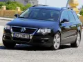 Czarny Volkswagen Passat B6 2.0 TDI 140KM na polskich tablicach rejestracyjnych WZ 74810, jadący po brukowanej drodze.