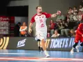Paweł Paterek w akcji, z numerem 35 na koszulce, biegnie po boisku.