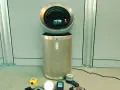 Nowoczesne oczyszczarki powietrza i sprzęt pomiarowy. Urządzenie z okrągłą górą i perforowanym cylindrem, obok taśma miernicza, miernik i inne akcesoria.