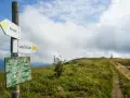 Rozdroże szlaków na przełęcz wyżniańską. Znaki wskazują drogę na Małą i Wielką Rawkę.