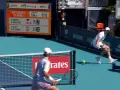 Jugadores en acción durante el tenis torneo de Miami. El marcador muestra el progreso del partido.