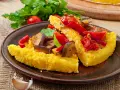 Polenta z czym jeść? Podana z duszonymi warzywami: papryką, bakłażanem i pomidorami. Pyszny pomysł na obiad!