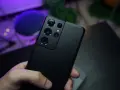 Czarny Samsung Galaxy S21 Ultra z aparatem. Dowiedz się, samsung cloud co to jest i jak działa.
