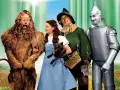 Il leone codardo, Dorothy con Toto, lo spaventapasseri e l'uomo di latta camminano sul sentiero di mattoni gialli. Il linguaggio dei colori evoca un mondo magico.