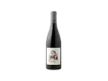 Bouteille de vin rouge avec une étiquette humoristique représentant un personnage dans un tonneau. Le vin est un Pinot Noir, dont l'origine est mise en avant.