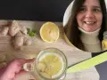 Kobieta z uśmiechem trzyma słoik z wodą, cytryną i imbirem, zastanawiając się, czy imbir można pić codziennie.