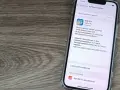 iPhone zeigt Softwareupdate iOS 16.7 an. Die Frage "iphone wie lange updates" wird durch die Anzeige von iOS 17 als verfügbar beantwortet.