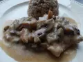Pyszny schab duszony z pieczarkami w kremowym sosie, podany z kaszą gryczaną.