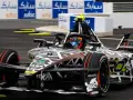 Coche de Fórmula E en Jarama, con diseño agresivo y colores vibrantes, listo para la carrera.