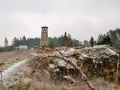 Wieża widokowa i samotny turysta na tle zimowego krajobrazu. Jósefów Roztocze atrakcje zimową porą.