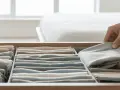 Jak rolować ubrania: oszczędność miejsca i mniej zagnieceń