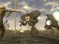 Un personaje con rifle dispara a robots en el desierto. ¡Descubre trucos de Fallout: New Vegas para sobrevivir!