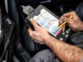 Mechanik używa zaawansowanego interfejsu diagnostycznego do analizy danych z samochodu.