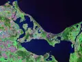 Satelitarny widok polskiego wybrzeża z licznymi jeziorami i wyspami.