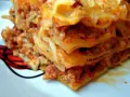 Pyszna, wielowarstwowa lasagne z mięsem i sosem pomidorowym. Kwestia smaku, czy wolisz ją z serem czy bez.