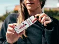Una persona sostiene una caja de vapeador desechable Frumiist Zero sabor sandía.